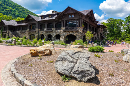 BEAR MOUNTAIN, NEW YORK - JUNE 21, 2020: Bear Mountain Inn at Bear Mountain State Park in New Yorkのeditorial素材