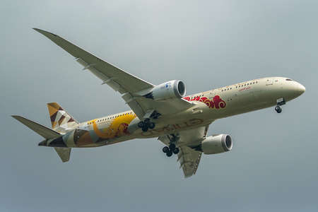 NEW YORK - OCTOBER 7, 2021: Etihad Airways Boeing 787-9 Dreamliner with Abu Dhabi Grand Prix Livery descends for landing at JFK International Airport in New Yorkのeditorial素材