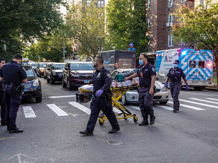 BROOKLYN, NEW YORK - OCTOBER 14, 2021: New York Police Department activity on scene of an incident in Brooklyn. The New York Police Department, established in 1845, is the largest police force in USAのeditorial素材