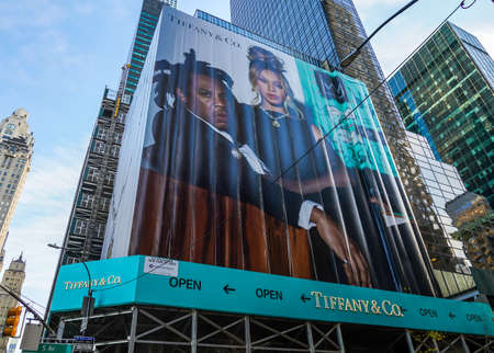 NEW YORK - DECEMBER 5, 2021: Ad campaign for Tiffany & Co with Beyonce and Jay-Z on the Tiffany & C Fifth Avenue Flagship store in New Yorkのeditorial素材