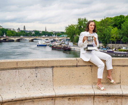 PARIS, FRANCE - JUNE 5, 2022: 2022 Roland Garros Champion Iga Swiatek of Poland posing with trophy at the Pont de Bir-Hakeim in Paris, Franceのeditorial素材