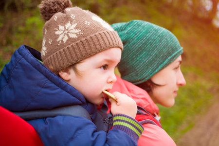 To carry the child travels with mom in the world.の写真素材