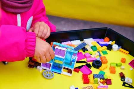 The child collects the house from the details of the constructorの写真素材
