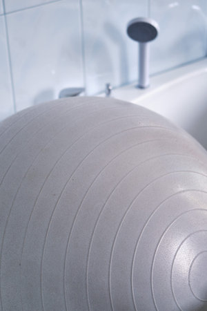 Fitball and bath to help women during childbirth in the maternity hospital