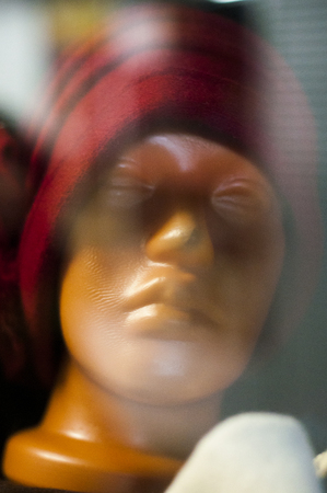 mannequin head with a winter hat in the shop windowの写真素材