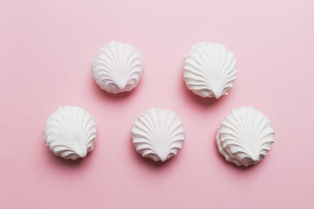 white marshmallows on a pink background sweet dessertの写真素材