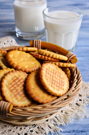 Cracker of a round form in a wicker basketの写真素材