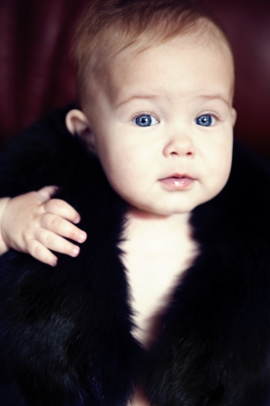 Image of a child sitting in fursの写真素材