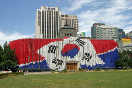 Seoul city hall with national flagのeditorial素材