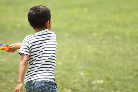 Japanese boy playing flying disc (first grade at elementary school)の写真素材