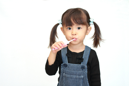 Japanese girl brushing her teeth (3 years old)の写真素材