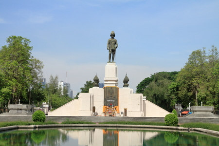 King Rama VI monument in Lunpini park, Bangkok, Thailandのeditorial素材