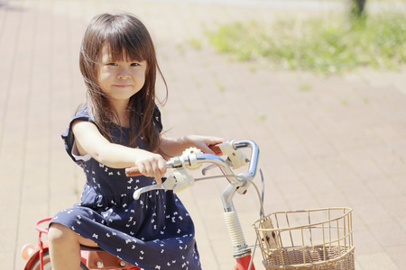 Japanese girl riding on the bicycle (4 years old)の写真素材