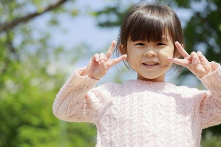 Japanese girl in green (4 years old)の写真素材