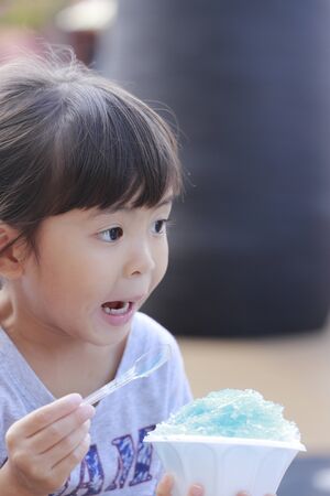 Japanese girl eating shaved ice (4 years old)の写真素材