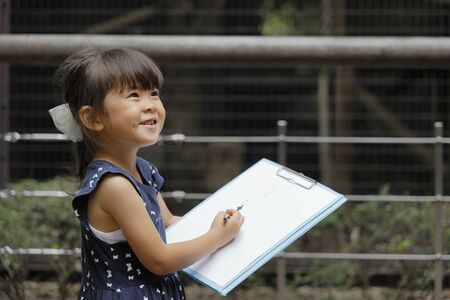 Japanese girl making a sketch (4 years old)の写真素材