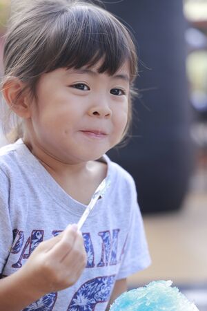 Japanese girl eating shaved ice (4 years old)の写真素材