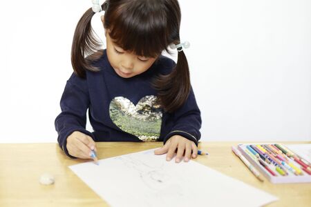 Japanese girl drawing a picture (4 years old)の写真素材