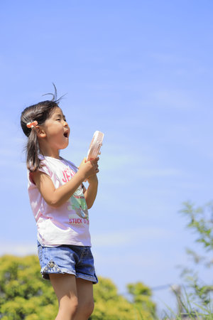 Japanese girl with portable fan (5 years old)