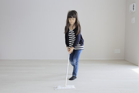 Japanese girl mopping the floor (7 years old)の写真素材