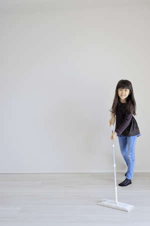 Japanese girl mopping the floor (7 years old)の写真素材