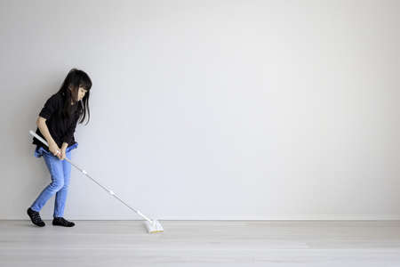 Japanese girl mopping the floor (7 years old)の写真素材