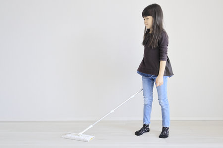 Japanese girl mopping the floor (7 years old)の写真素材