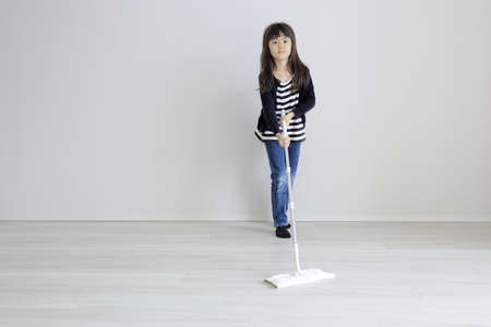 Japanese girl mopping the floor (7 years old)の写真素材