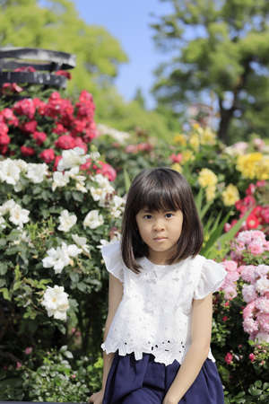 Japanese girl in flower garden (7 years old)の素材 [FY310186624897]