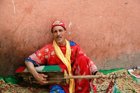 MARRAKESH, MOROCCO-APRIL 29, 2013: A street musician sings for money in the streets of Marrakesh, Morocco on April 29, 2013. のeditorial素材