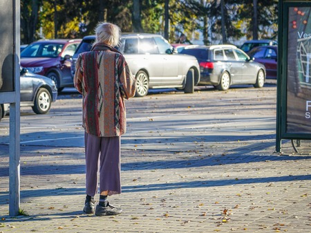 eccentric older gentleman in a leisurely stroll through the cityの写真素材