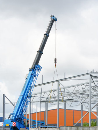 Large volume steel frame structure assembly using telescopic boom crane and self propelled...