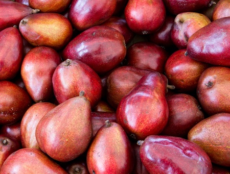Freshly harvested red pears on display at the farmers marketの写真素材