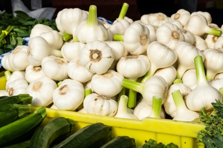Freshly harvested garlic cloves on display at the farmers marketの写真素材
