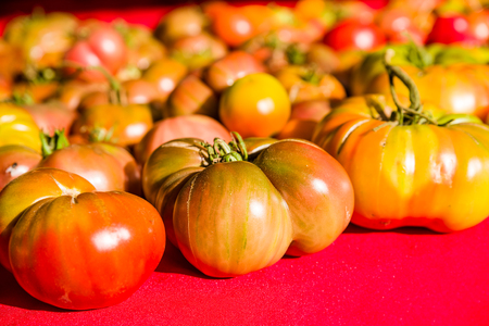 Ripe heirloom tomatoes at the farmers marketの写真素材
