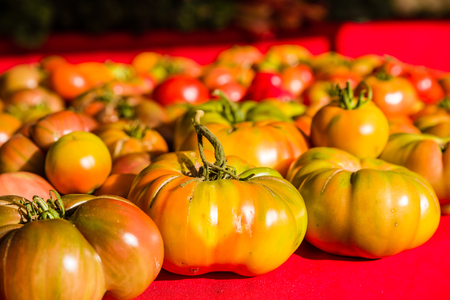 Ripe heirloom tomatoes at the farmers marketの写真素材