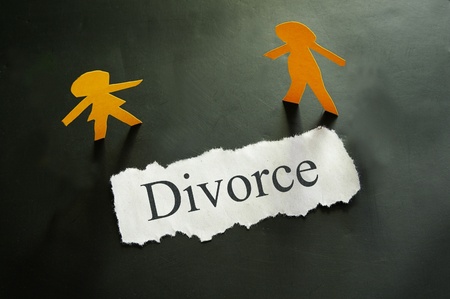torn piece of paper with divorce text and paper couple figuresの写真素材