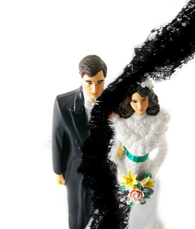 bride and groom figures isolatedwhite with a crack between them -- Divorce conceptの写真素材
