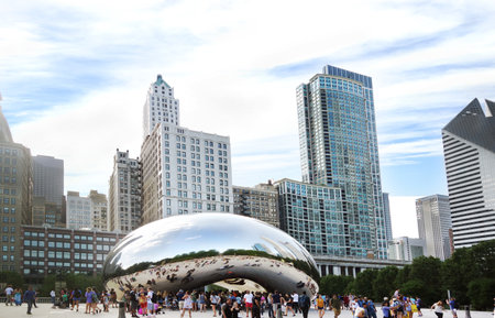CHICAGO,IL/USA - 8-08-2017: View of downtown Chicago skyline and the Cloudscape sculpture, aka The Beanのeditorial素材