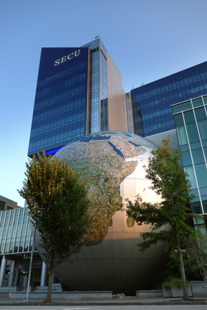 RALEIGH,NC USA - 9-10-2021: The giant globe in front of the North Carolina Museum of Natural Sciences  building in downtown Raleighのeditorial素材