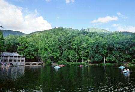 View of Lake Susan in Montreat NC with the Appalachian mountains in the distanceのeditorial素材