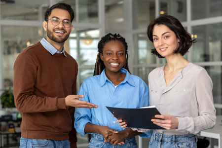 Coworking spaces foster collaboration among diverse professionalsの写真素材