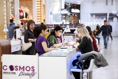 Clients do Express manicure in the shopping center "well". Moscow. 12.10.2018のeditorial素材
