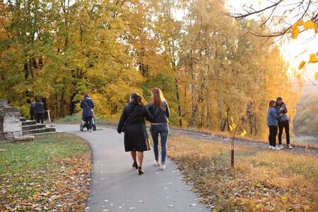 People walk in the autumn Park. Moscow.15.09.2018のeditorial素材