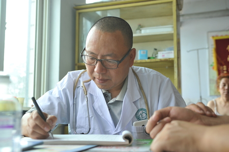 Chinese doctor Li Feng servicing in Hebei Xuanhua disabled villageのeditorial素材