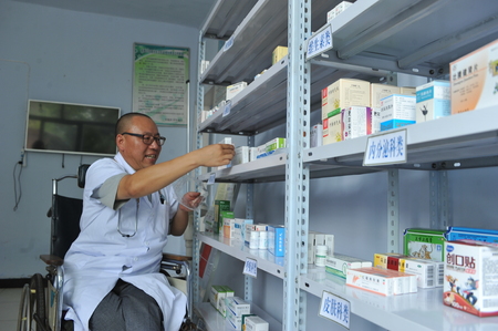 Chinese doctor Li Feng servicing in Hebei Xuanhua disabled villageのeditorial素材