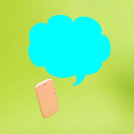Blank blue speech bubble with pink 3d smartphone icon against green background. 3D illustration design template background. Top mobile phone message. Advertisement idea. Empty speech balloon for adの写真素材