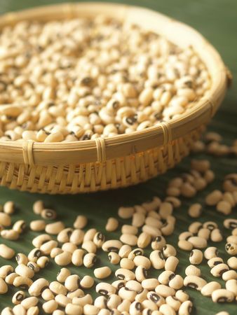 basket of black eye peas     の写真素材