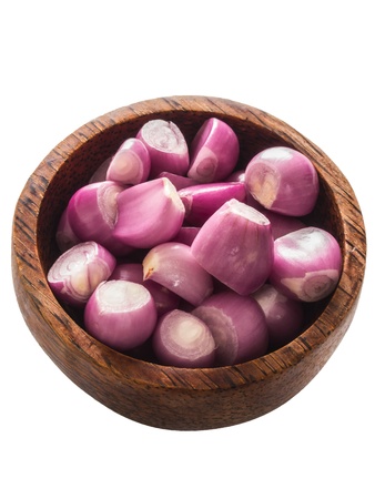 close up of a bowl of peeled shallots isolatedの写真素材