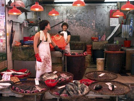 hongkong mongkok wet market fishmongers at workのeditorial素材